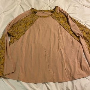 Women’s Long Sleeve Easel Top Size Large